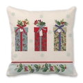Détail de taie d'oreiller de Noël avec boîtes cadeaux, baies rouges et motifs de houx - Style Boîtes Cadeaux et Décor de Houx