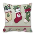 Détail de trois chaussettes de Noël festives imprimées sur une taie d'oreiller en peau de pêche - Style Chaussettes Suspendues Vert Beige Clair