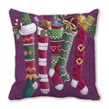 Détail des imprimés de chaussettes de Noël sur housse de coussin violette - Style Chaussettes de Noël Violettes
