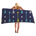 Asciugamano da spiaggia blu navy con stampa geometrica a cuore bianco e verde neon - 150x75 / Geometrico freccia del cuore (4)