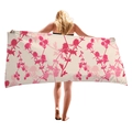 Serviette de plage épaisse avec motif de chardon rose sur fond crème tenue par un modèle - Style Motif Chardon Rose (13)
