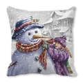 Detalle de la funda de cojín navideña con muñeco de nieve y niña en un paisaje invernal - 45x45cm / Estilo Muñeco de Nieve con Bufanda de Cuadros (39)