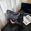 Borsa sottoascellare in denim blu scuro con ricamo tulipano rosa e tracolla nera - Nero