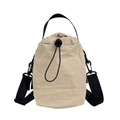 Beigefarbene Nylon-Beuteltasche mit Kordelzug und verstellbarem schwarzem Gurt - Khaki