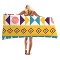 Dickes Strandtuch mit bunten geometrischen Mustern und Mustern am Modell getragen - 150x75 / Hell Ethno-Stil (12)