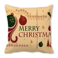 Detail eines Kissenbezugs mit Weihnachtsbaum-Motiv und Aufdruck auf weichem Pfirsichhaut-Stoff - Warmer Beige Rot Grün und Gold Weihnachtsball Stil (28)