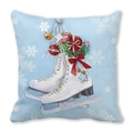 Housse de coussin de Noël avec patins à glace et flocons sur fond bleu clair doux - Style Patins à Glace et Sucre d'Orge