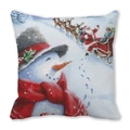 Makro-Detail von quadratischem Weihnachtskissenbezug mit Schneemann und Nikolaus - Weihnachtsmann-Schlitten-Szene (11)