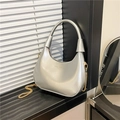 Zilveren glanzende halve maan hobo tas met metallic finish en elegante gouden ketting - Zilver