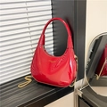 Glanzende rode laklederen halve maan tas met gouden ketting voor stijlvolle vrouwen - Rood