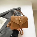 Borsa quadrata marrone in ecopelle con texture a serpente e tracolla regolabile - Marrone