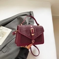 Borsa bordeaux con patta motivo serpente, chiusura dorata e tracolla regolabile - Rosso