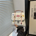 Weißer Punkterucksack mit rosa Riemen und süßen Zeichentrick-Aufnähern im Reinraum - Rosa