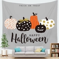 Tapiz de Halloween con calabazas y texto Trick or Treat colgado sobre un sofá - 150x100(Piel de Melocotón) / Estilo Calabaza a Rayas (1)