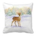 Détail de la taie d'oreiller en peau de pêche avec cerf aquarelle et décor de forêt enneigée - Cerf (1)