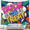 Tapiz de Halloween con diseño pop art Trick or Treat colgado sobre un sofá de salón - Estilo Pop Art (7)