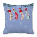 Taie de coussin de Noël avec chaussettes festives sur fond bleu clair de flocons - Style Chaussettes de Noël Suspendues