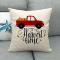 Dettaglio del copricuscino con camion rosso e zucche stampate su tessuto in lino beige - Camion del Raccolto Beige