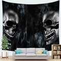 Dettaglio dell'arazzo con teschi che mostra texture ossea realistica e fumo scuro - Stile Doppio Teschio con Fumo Bianco e Nero (1) / 100x70(Pelle di Pesca)