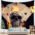 Vista dettagliata dell'arazzo con teschio e carte da poker e fiamme sulla parete - Stile Teschio con Carte da Poker in Fiamme (6) / 100x70(Pelle di Pesca)