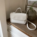 Minimalistische beige gewebte Leder-Umhängetasche mit Griff und silbernen Metallteilen - Weiß