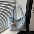 Bolso tote azul claro con textura de burbujas, bordado colorido y colgante de osito - Azul