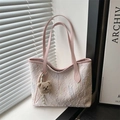 Bolso tote rosa con textura acolchada de letras, asas finas y colgante de oso decorativo - Rosa