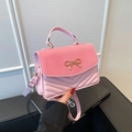 Roze crossbodytas met geweven klep en gouden vlindersluiting voor dames, stijlvol design - Roze