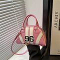 Roze en witte Boston bowlingtas met 96-print en sterren vastgehouden door model - Roze