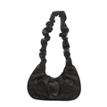 Bolso nube negro de moda con correa plisada para el hombro sobre fondo blanco - Negro