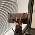 Bolso baguette clásico de cuero marrón oscuro con hebilla dorada y correa minimalista - Marrón