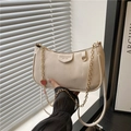 Sac baguette beige en cuir PU texturé avec chaîne dorée et charm fraise élégant - Blanc
