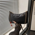 Sac croissant noir texture litchi avec chaîne dorée et charms fraise rouge - Noir