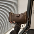 Sac baguette marron en cuir grainé avec chaîne dorée et pendentif fraise rouge - Marron