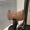 Sac à bandoulière rose en cuir litchi avec chaîne dorée et pendentif fraise mignon - Rose