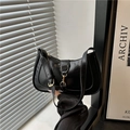 Borsa hobo chic in pelle nera lucida con tracolla regolabile e fibbia in metallo - Nero