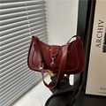Borsa sottobraccio in pelle verniciata rosso scuro a forma di mezzaluna con dettagli oro - Rosso