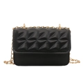 Klassische schwarze Stepptasche mit goldener Kette und elegantem Dreieck-Steppmuster - Schwarz