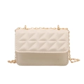 Minimalistische beige Umhängetasche mit Dreieckssteppung und goldener Kette - Weiß