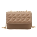 Beige gesteppte kleine quadratische Umhängetasche mit goldener Kette und Klappverschluss - Khaki