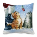Weihnachtskissenbezug mit zwei Kätzchen und Geschenken auf weichem Pfirsichhaut - Zwei Katzen blicken auf Geschenkillustration (38)