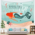 Arazzo da parete sirena in pelle di pesca appeso sopra un moderno divano da soggiorno - Sirena dai Capelli Rossi (2) / 150x100cm (Pelle di pesca)