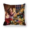 Dettaglio della federa natalizia con Babbo Natale e bimba che addobbano l'albero - Babbo Natale e Bambina che Decorano l'Albero (3)