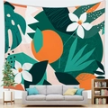 Détail d'une tapisserie tropicale aux feuilles de monstera au-dessus d'un canapé gris - Style Floral Orange Abstrait (5)