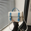 Bolso bandolera blanco y azul con hebilla dorada y elegante asa superior - Blanco con Azul