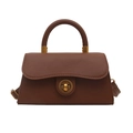 Braune Retro-Handtasche in Trapezform mit Goldschloss und Schultergurt auf weißem Grund - Braun