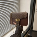 Borsa a tracolla retrò monogramma con fibbia M dorata e tracolla a catena in marrone - Marrone
