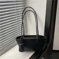 Sac cabas noir minimaliste avec de fines bretelles et un petit accessoire suspendu assorti - Noir