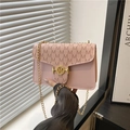 Borsa a tracolla rosa con patta stampata M e tracolla a catena in metallo dorato - Rosa