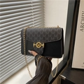 Borsa a tracolla nera con monogramma M grigio e fibbia dorata con motivo greco - Nero